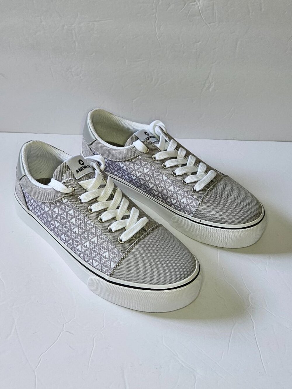 Airwalk Women's Low-Top Sneakers in Light Gray and White Size 9.5